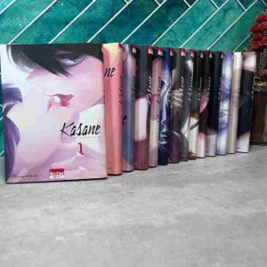 Kasane est une fillette au visage repoussant, presque difforme, régulièrement moquée et maltraitée par ses camarades de classe. Sa mère, actrice de