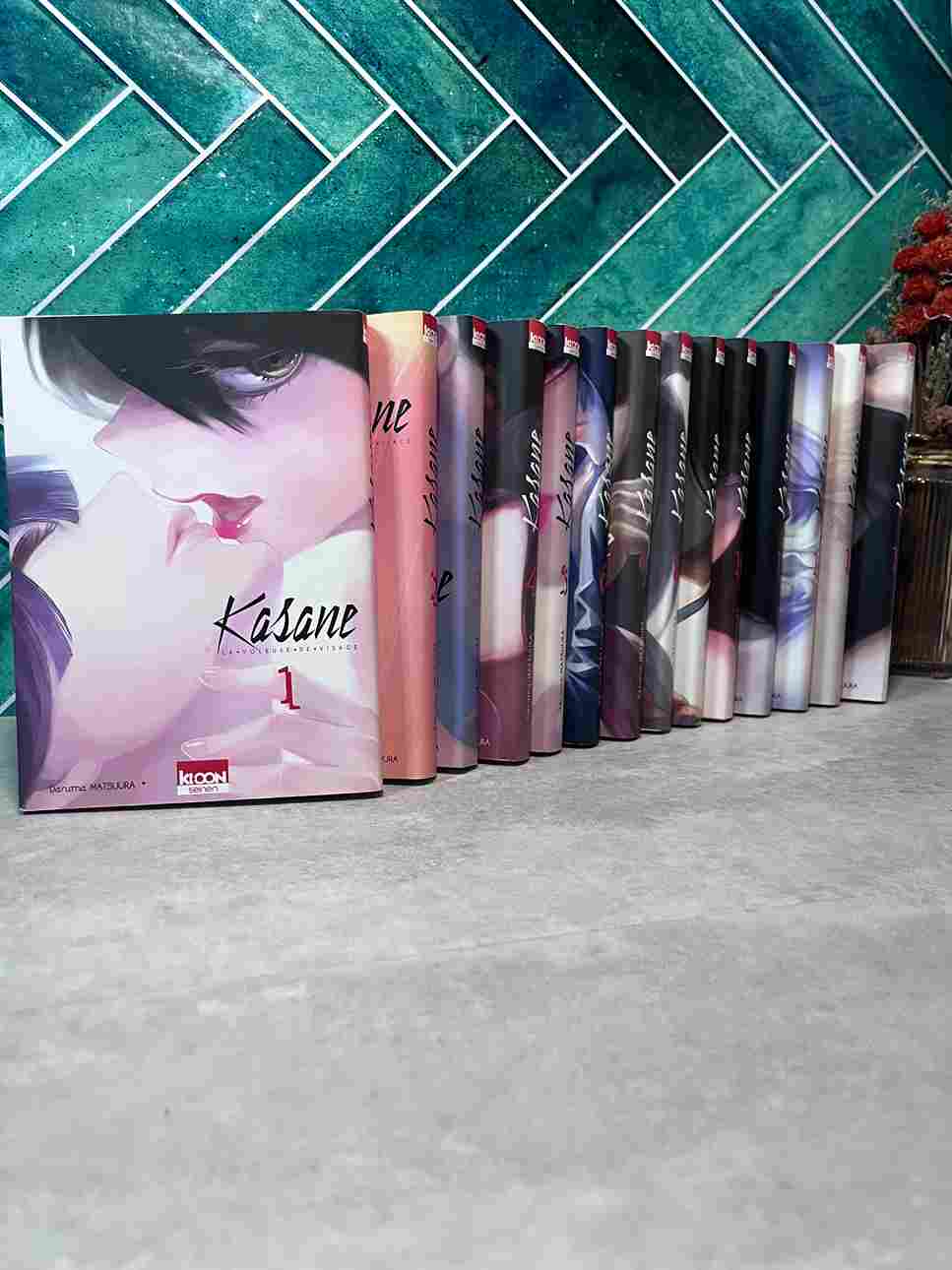 Kasane est une fillette au visage repoussant, presque difforme, régulièrement moquée et maltraitée par ses camarades de classe. Sa mère, actrice de