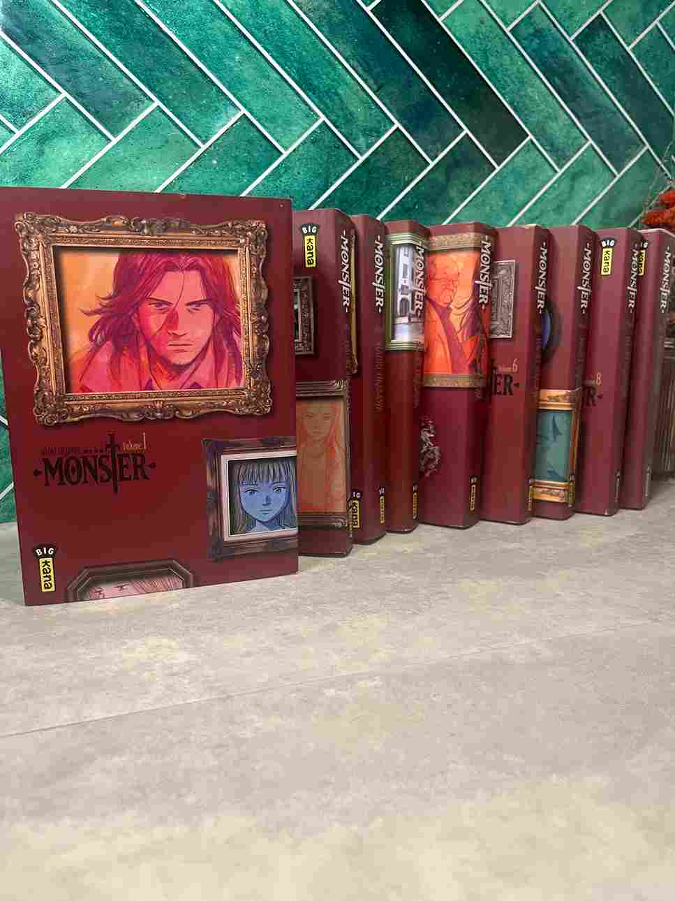 1986. Kenzo Tenma est un brillant neurochirurgien pratiquant son art à l'hôpital Eisler de Düsseldorf (Allemagne). Tenma est comblé, il vient de sauver la