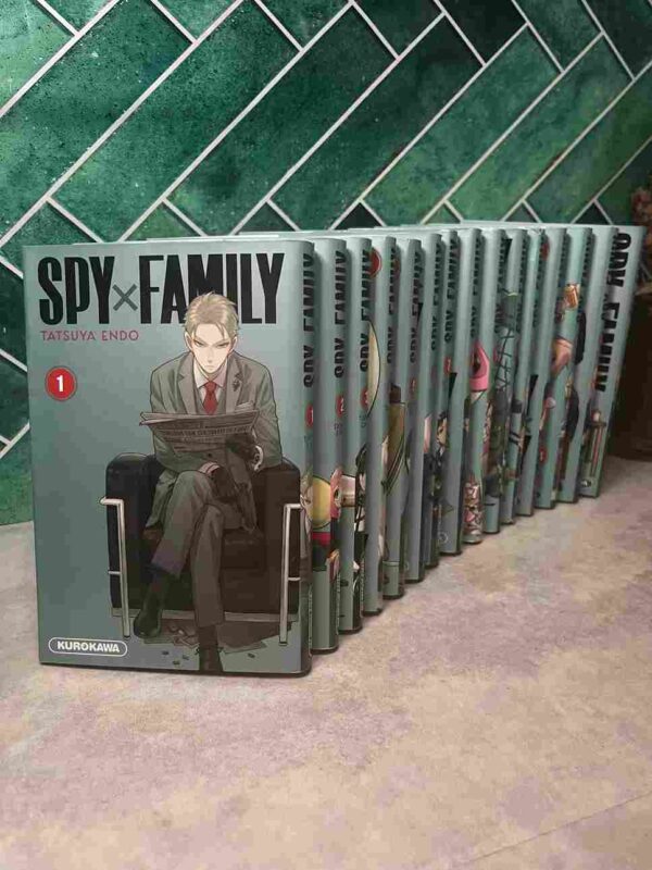 Twilight, le plus grand espion du monde, doit pour sa nouvelle mission créer une famille de toutes pièces afin de pouvoir s'introduire dans la plus