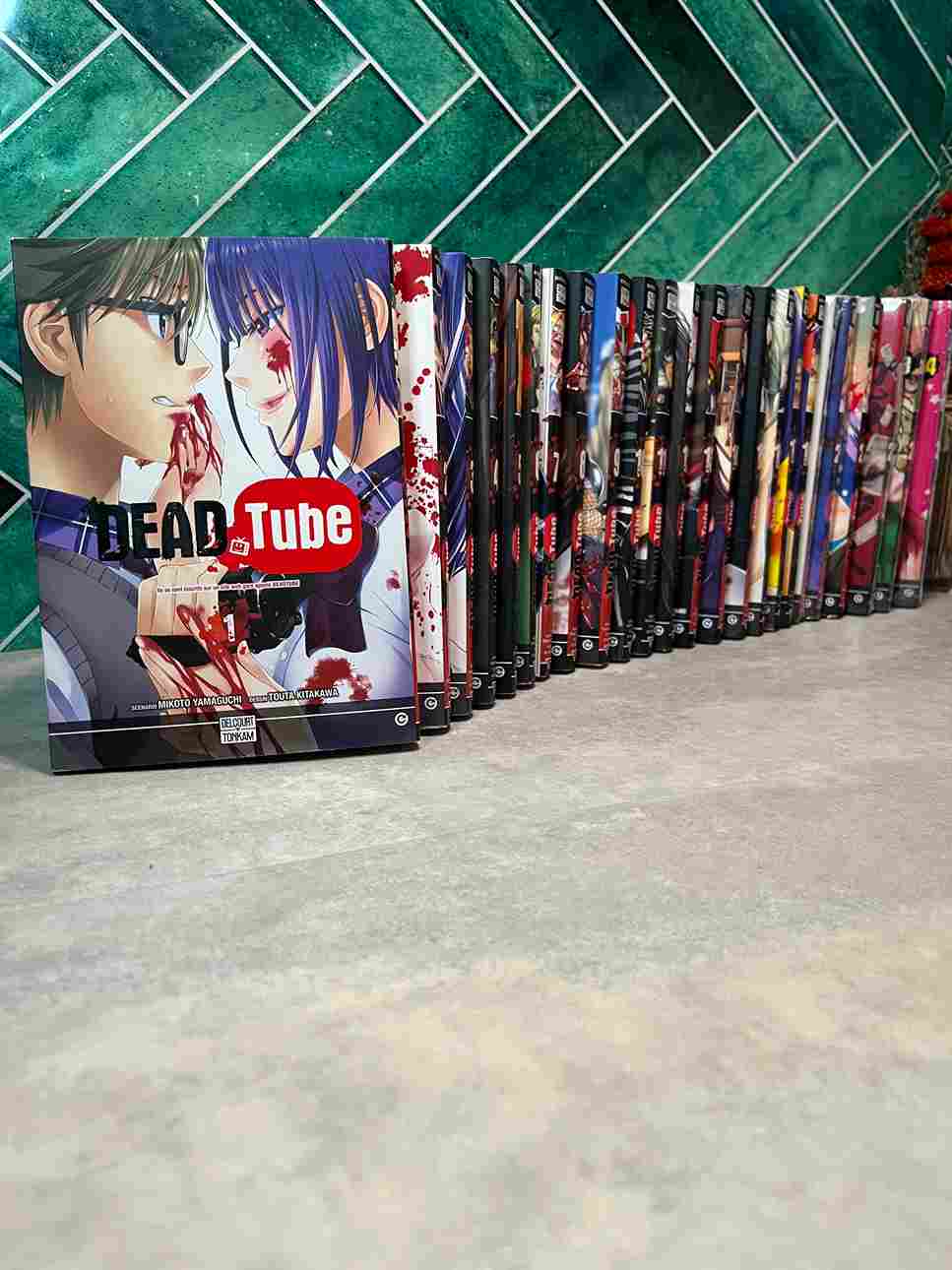 Prêt à tout pour devenir riche et célèbre ? Deadtube est fait pour vous ! Tuez, filmez et c'est gagné... ou vous mourrez ! Titre réservé à un public averti