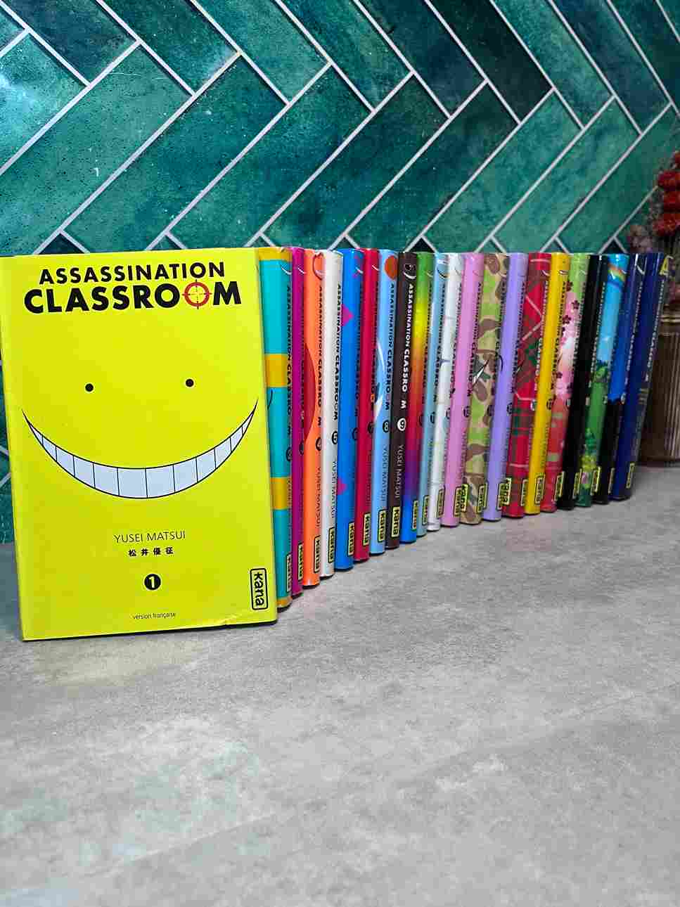 Une salle de cours, un professeur, des élèves… et des coups de feu !Les élèves de la classe 3-E du collège de Kunugigaoka sont des assassins en herbe...