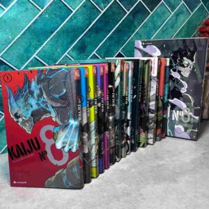 Enfant, Kafka Hibino rêvait d'intégrer les Forces de Défense pour combattre ces terribles ennemis, mais après de nombreux échecs à l'examen d'entrée