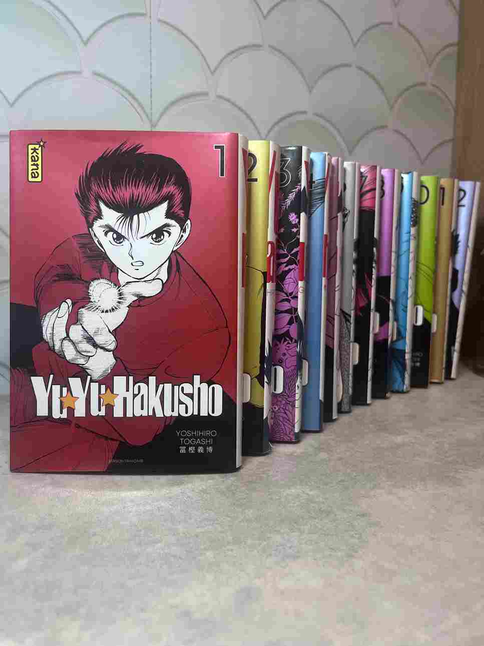 Yusuke Urameshi, 14 ans, est un parfait voyou en herbe, dont la seule occupation est de se battre. Considéré comme de la vermine par ses professeurs,