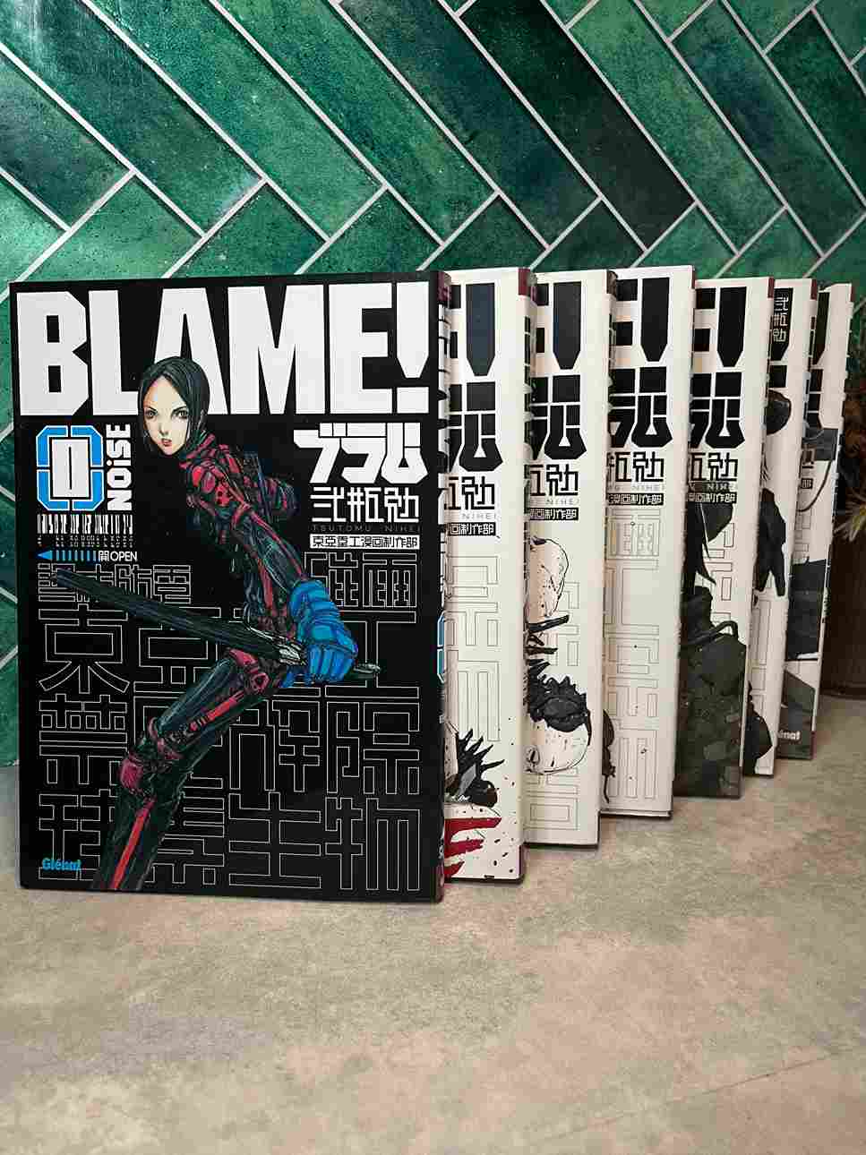 Peut-être sur Terre... Peut-être dans le futur... Killy est un cyborg taciturne qui erre dans une gigantesque cité labyrinthique, s'étendant sur des