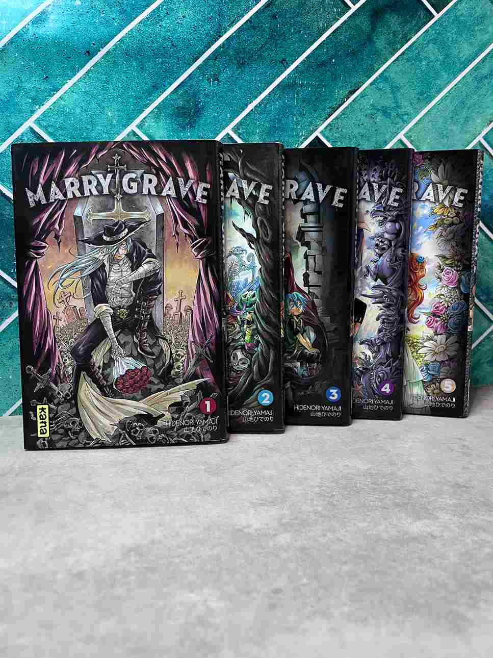 L'humanité est au bord de l'extinction ! De puissants démons ont envahi le territoire des humains. Sawyer Riseman semble voyager sans but précis, aidant