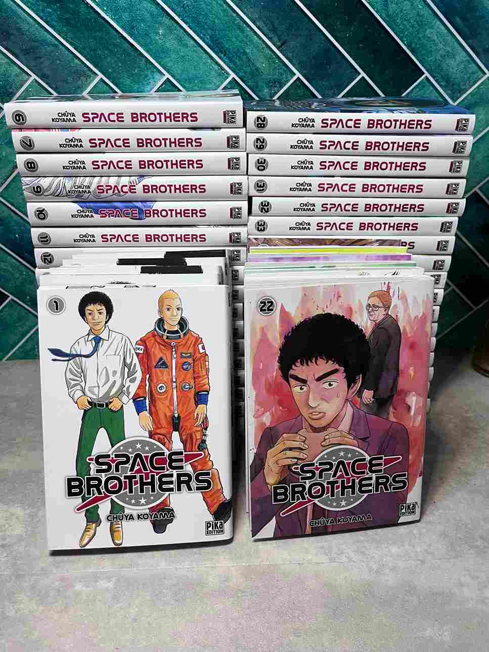 Sous un ciel étoilé, alors qu'ils étaient enfants, Mutta et son petit frère Hibito se sont fait une promesse : aller dans l'espace ! Des années plus tard,