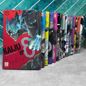 Enfant, Kafka Hibino rêvait d'intégrer les Forces de Défense pour combattre ces terribles ennemis, mais après de nombreux échecs à l'examen d'entrée, ce