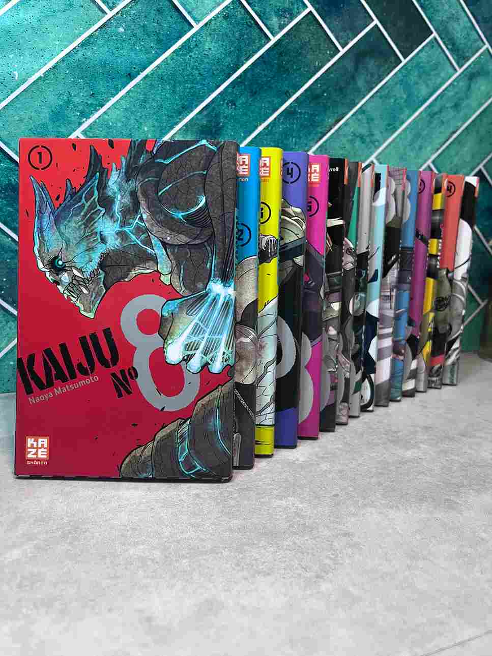 Enfant, Kafka Hibino rêvait d'intégrer les Forces de Défense pour combattre ces terribles ennemis, mais après de nombreux échecs à l'examen d'entrée, ce