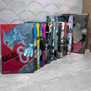 Enfant, Kafka Hibino rêvait d'intégrer les Forces de Défense pour combattre ces terribles ennemis, mais après de nombreux échecs à l'examen d'entrée