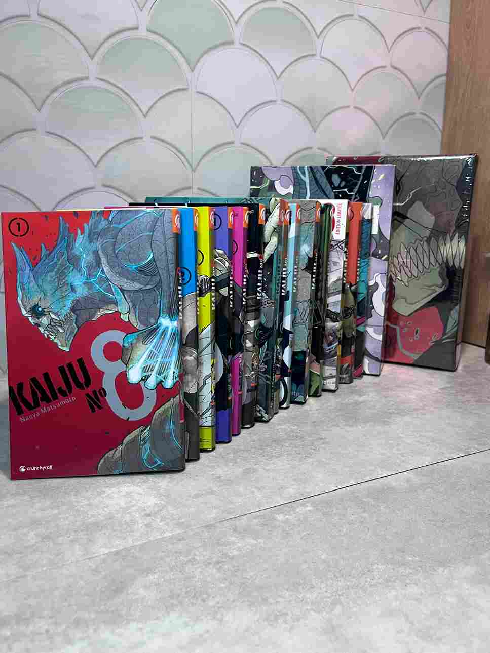 Enfant, Kafka Hibino rêvait d'intégrer les Forces de Défense pour combattre ces terribles ennemis, mais après de nombreux échecs à l'examen d'entrée