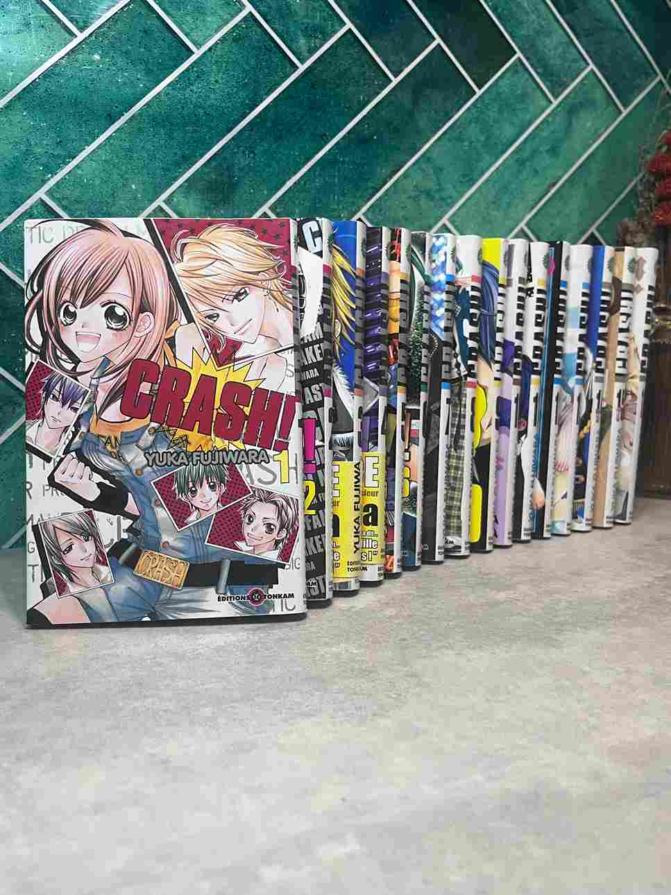 Venue accompagnée l'idol principale de l'agence de sa mère, Hana – découvreuse de talent en herbe – fait une syncope en tombant sur cinq étudiants au