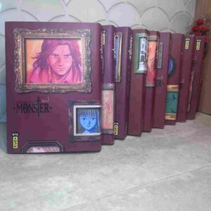 1986. Kenzo Tenma est un brillant neurochirurgien pratiquant son art à l'hôpital Eisler de Düsseldorf (Allemagne). Tenma est comblé, il vient de sauver la