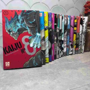 Enfant, Kafka Hibino rêvait d'intégrer les Forces de Défense pour combattre ces terribles ennemis, mais après de nombreux échecs à l'examen d'entrée, ce