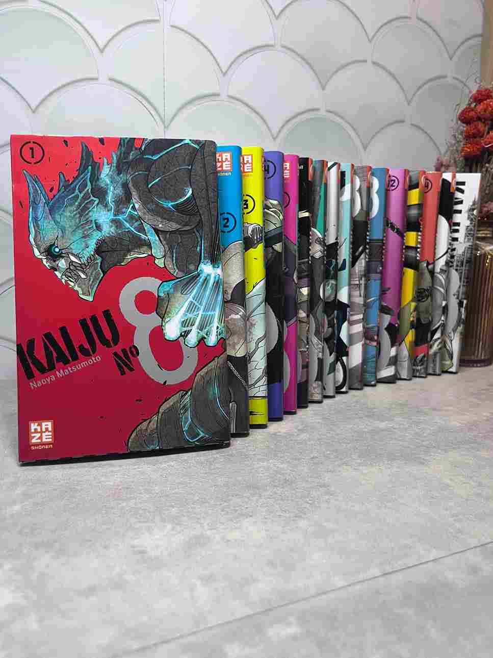 Enfant, Kafka Hibino rêvait d'intégrer les Forces de Défense pour combattre ces terribles ennemis, mais après de nombreux échecs à l'examen d'entrée, ce