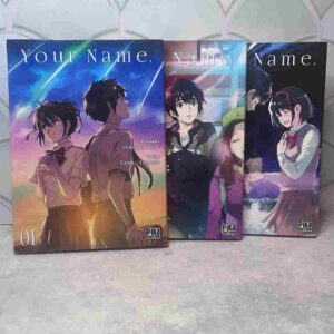 Mitsuha a grandi dans une famille japonaise traditionnelle. Elle s'ennuie dans sa vie à la montagne et rêve de connaître le rythme trépidant d'une grande