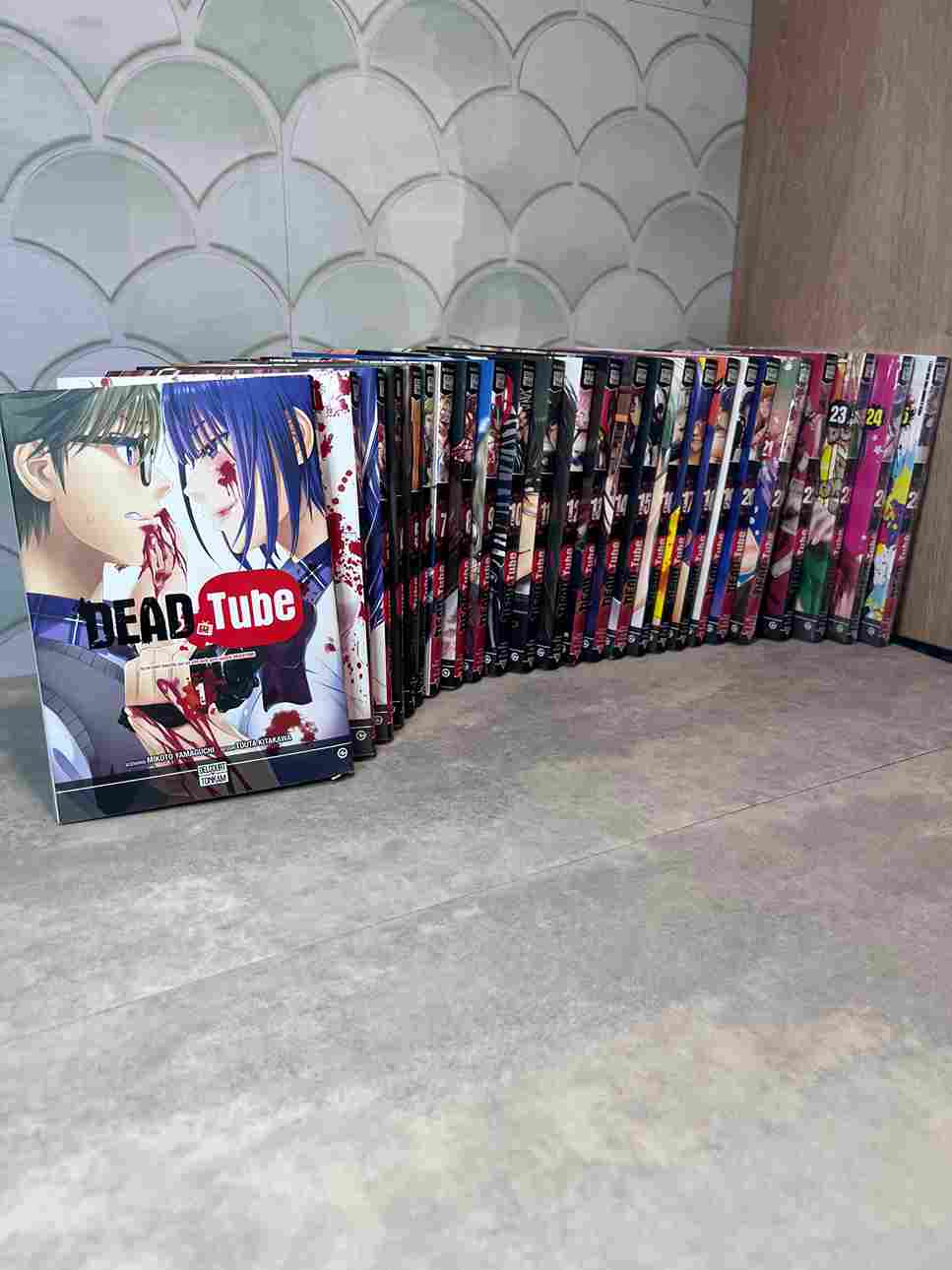 Prêt à tout pour devenir riche et célèbre ? Deadtube est fait pour vous ! Tuez, filmez et c'est gagné... ou vous mourrez ! Titre réservé à un public averti