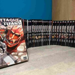 Dans un monde ravagé par des titans mangeurs d'homme , les rares survivants de l'Humanité n'ont d'autre choix pour survivre que de se barricader ....