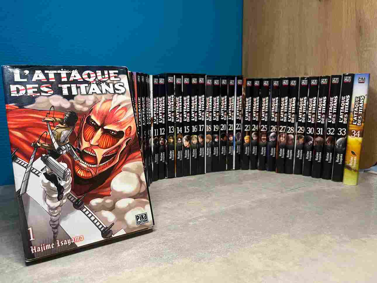 Dans un monde ravagé par des titans mangeurs d'homme , les rares survivants de l'Humanité n'ont d'autre choix pour survivre que de se barricader ....