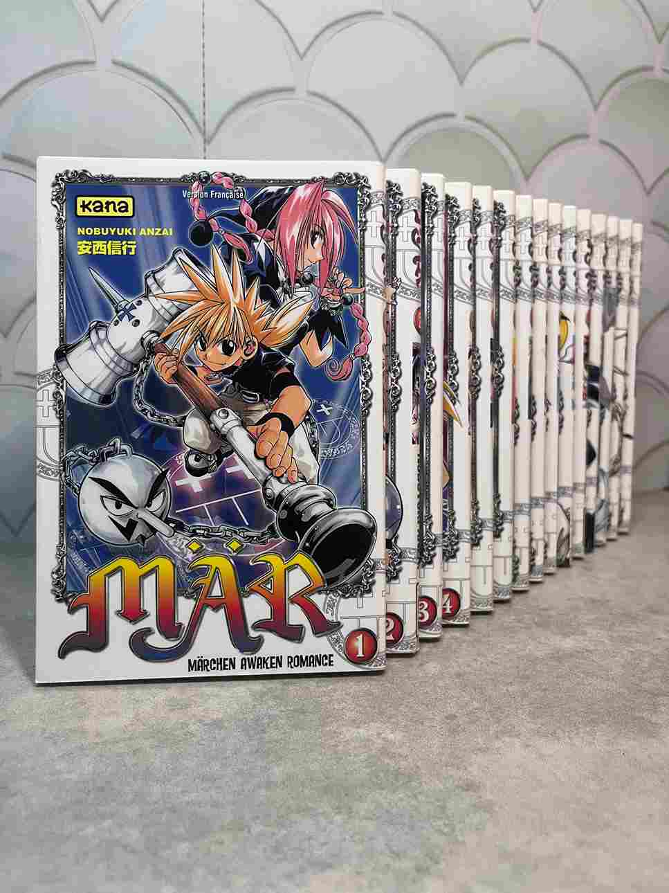 Màr vient de l'allemand "Màrchen", "conte de fées". Shônen manga d'action qui fait rimer aventure et créatures magiques. Ginta, lycéen de 14 ans, va se