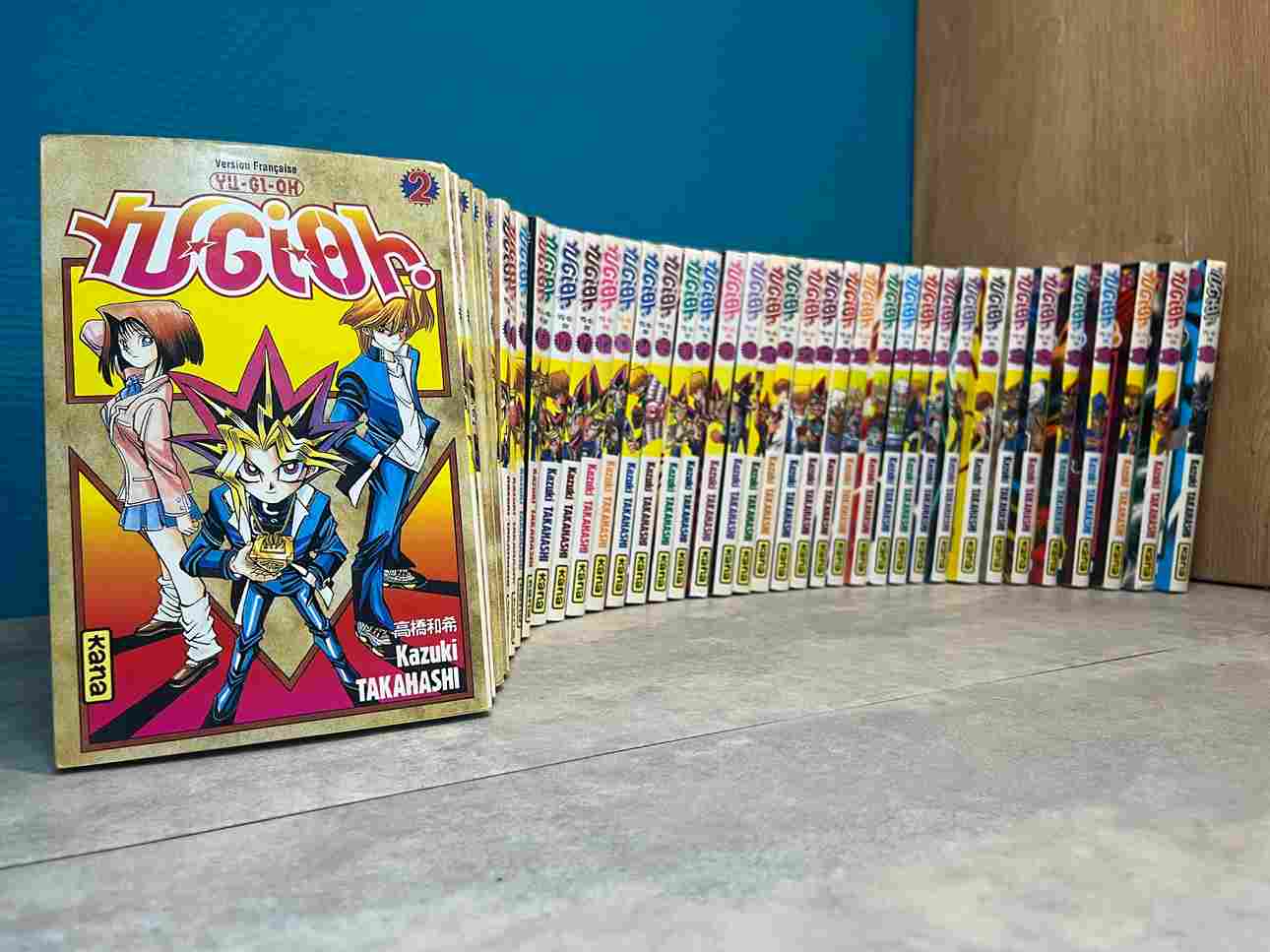 Yûgi Muto est un jeune adolescent ,son grand-père qui tient une boutique de jeux . Ce dernier fait un jour cadeau à Yûgi d'un puzzle millénaire