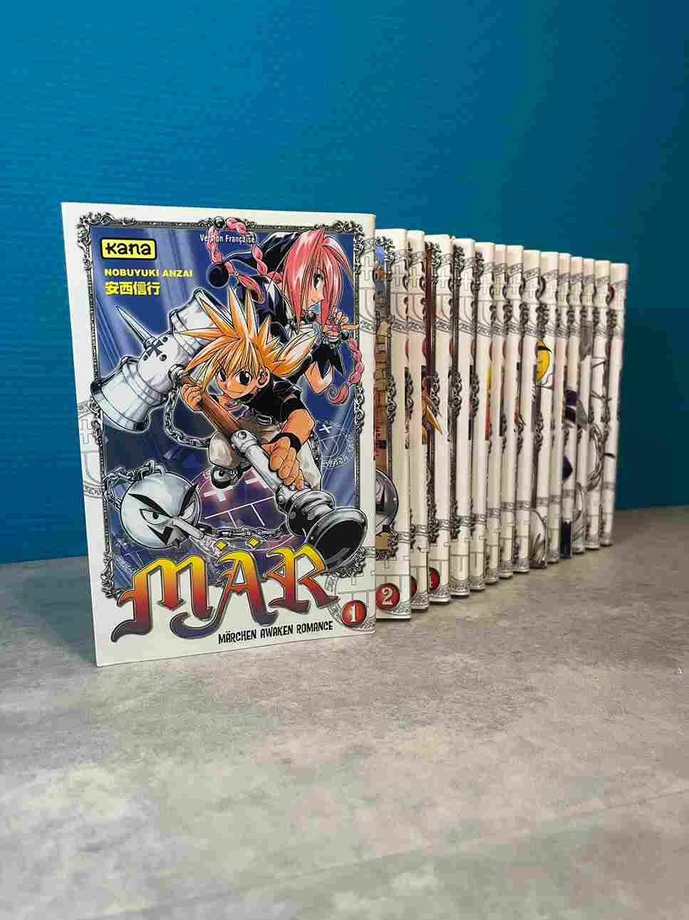 Màr vient de l'allemand "Màrchen", "conte de fées". Shônen manga d'action qui fait rimer aventure et créatures magiques. Ginta, lycéen de 14 ans, va se