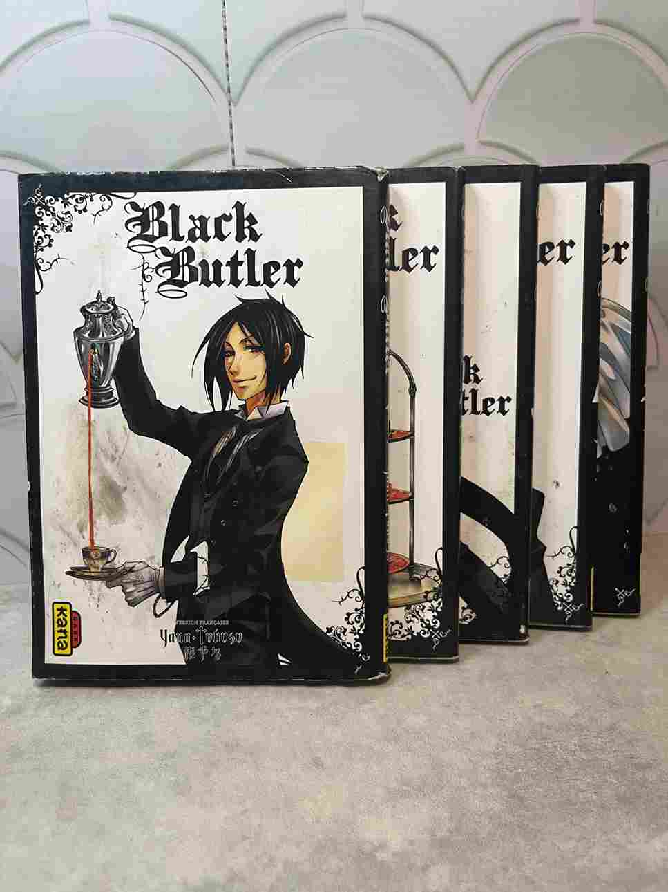Sebastian est majordome au service de Ciel Phantomhive, héritier d'une grande famille de la noblesse anglaise. En matière d'érudition, d'éducation