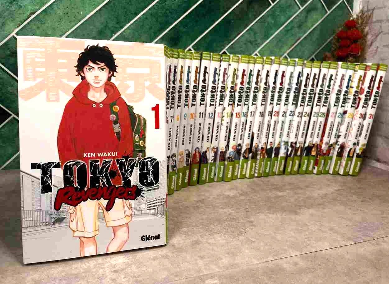 Alors que Takemichi, 26 ans, fait le bilan de sa vie ratée, entre petits boulots, appartement miteux et désert affectif, il apprend qu'Hinata, la seule