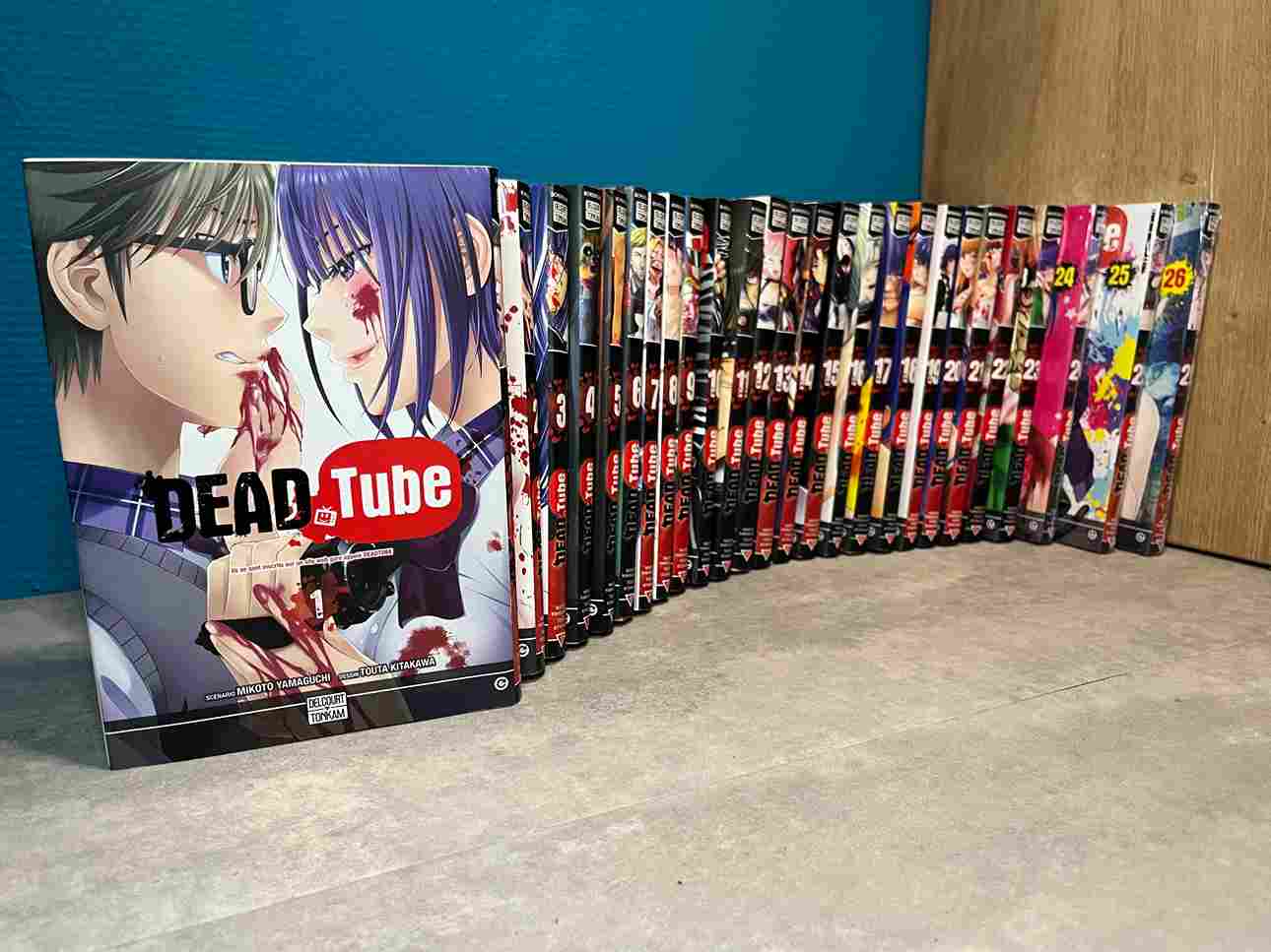 Prêt à tout pour devenir riche et célèbre ? Deadtube est fait pour vous ! Tuez, filmez et c'est gagné... ou vous mourrez ! Titre réservé à un public averti