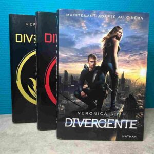 Différente. Déterminée. Dangereuse. DIVERGENTE Tris vit dans un monde post-apocalyptique où la société est divisée en cinq factions. A 16 ans elle doit
