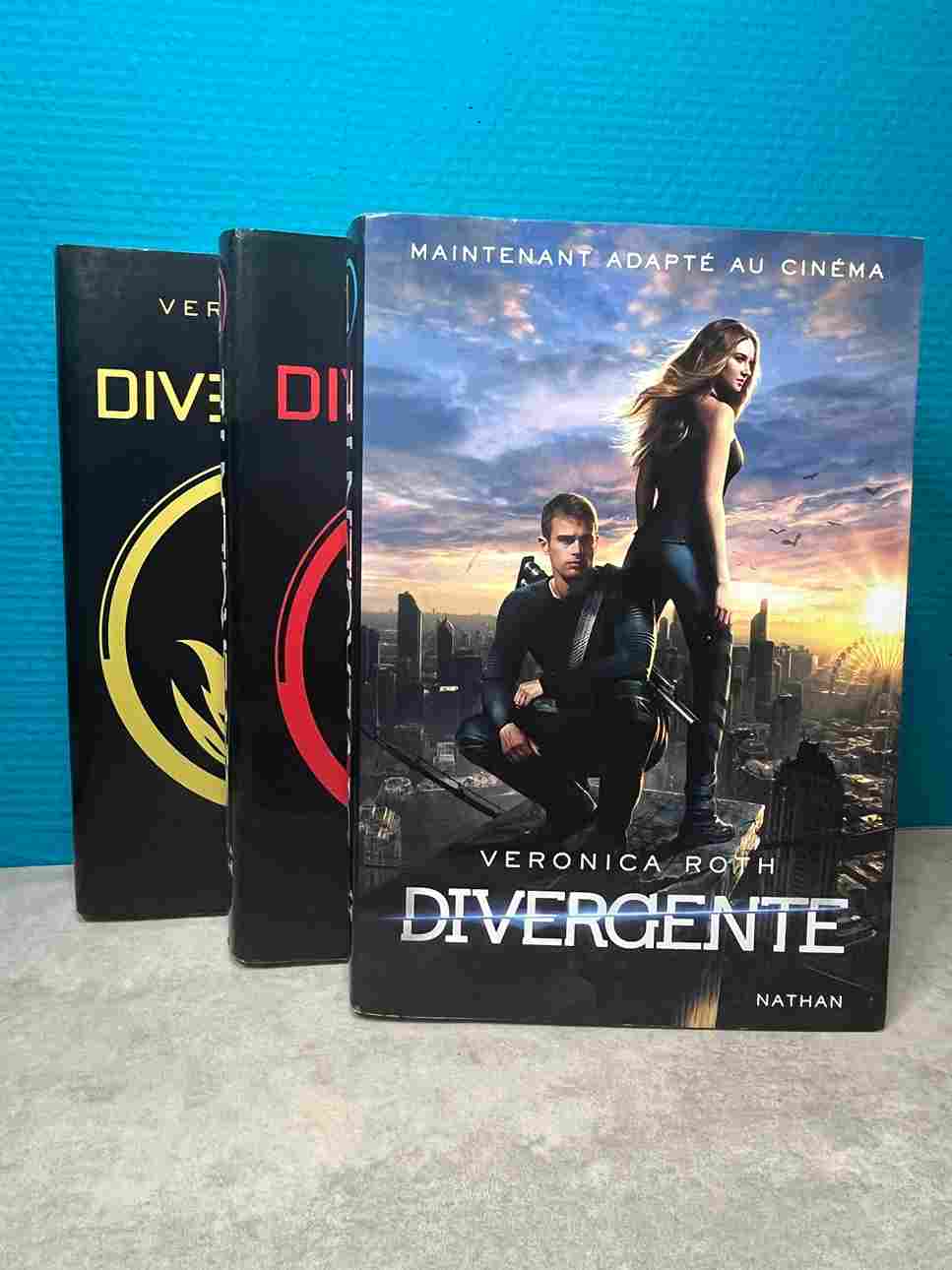 Différente. Déterminée. Dangereuse. DIVERGENTE Tris vit dans un monde post-apocalyptique où la société est divisée en cinq factions. A 16 ans elle doit