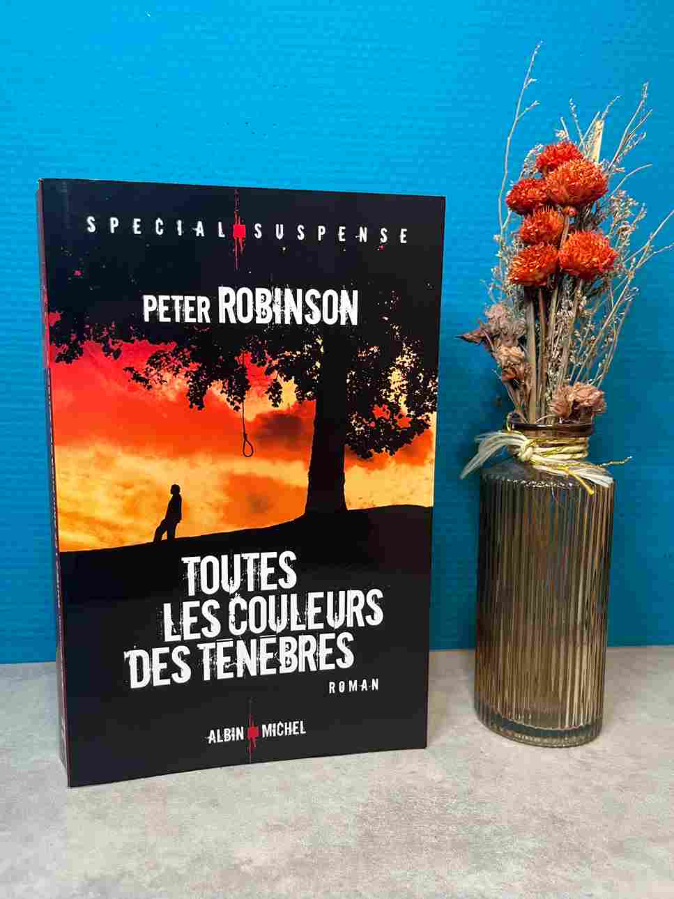 Un cadavre est découvert pendu dans un bois près d'Eastvale. l'Homme, rapidement identifié comme Mark Hardcastle, était le plus populaire et flamboyant