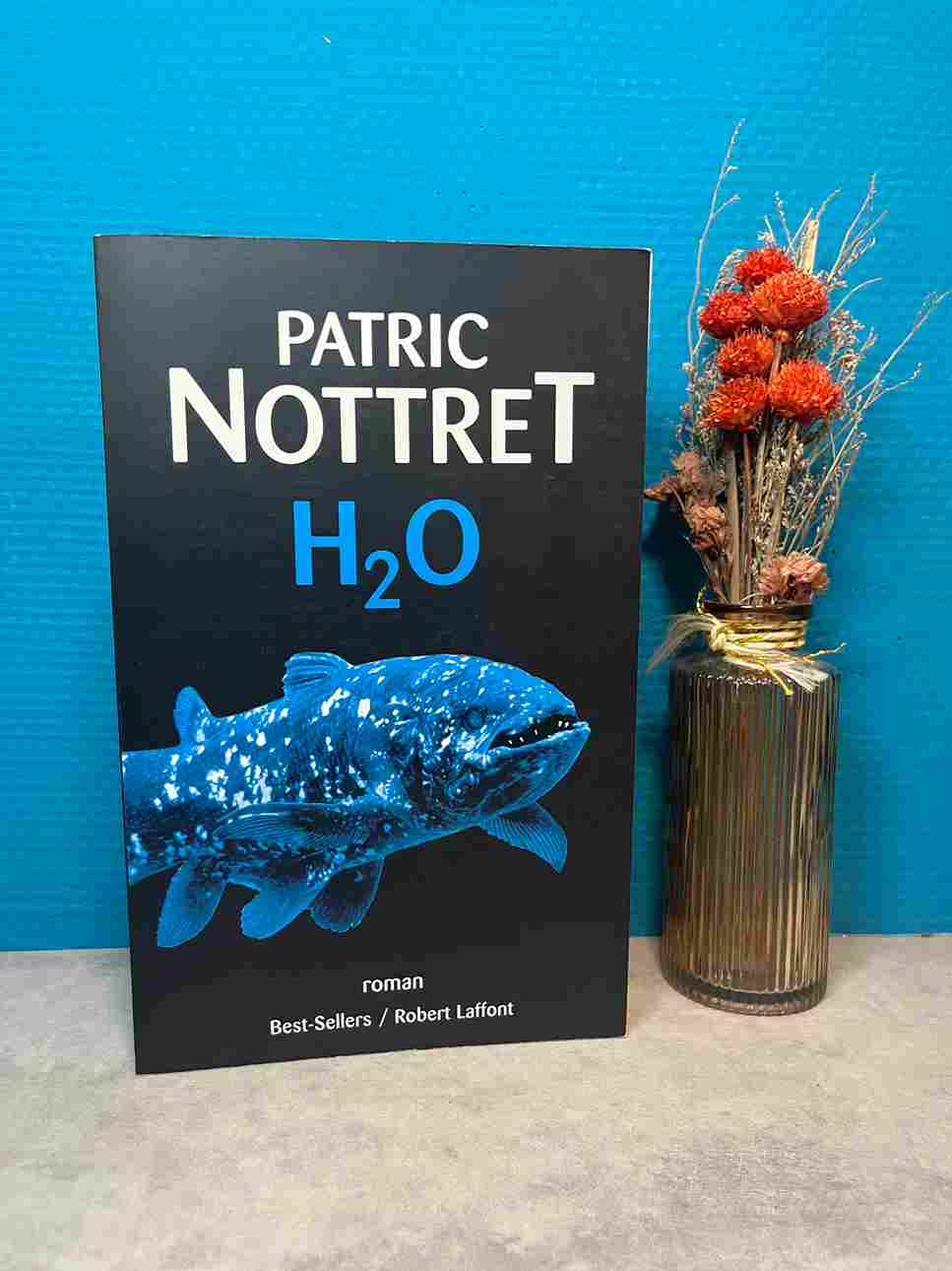 Tout commence par la chasse à l'animal le plus rare au monde, le coelacanthe, un poisson monstrueux dont les nageoires renferment des ébauches de mains